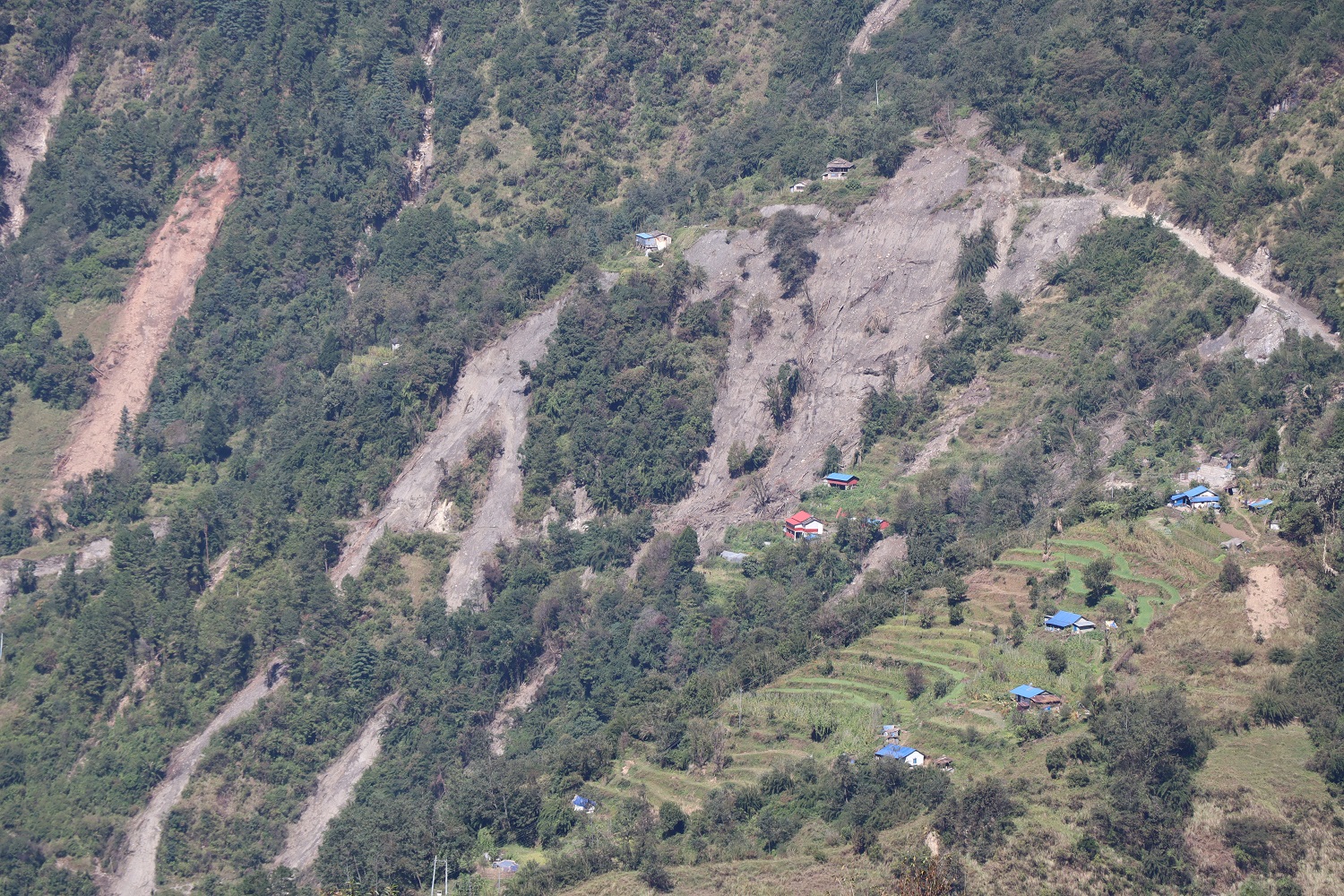 शिखका पहिरो प्रभावित भन्दछन्, आश्रयस्थल भन्दा खाली घरमा बस्न  सहज भयो
